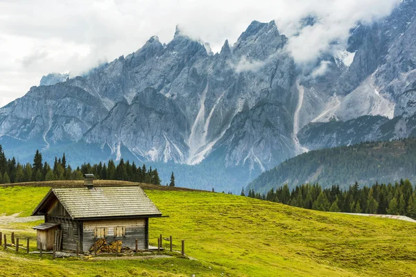 Fienile Legno Cima Prato Alpino Con Robusta Catena Montuosa Sullo — Foto Stock