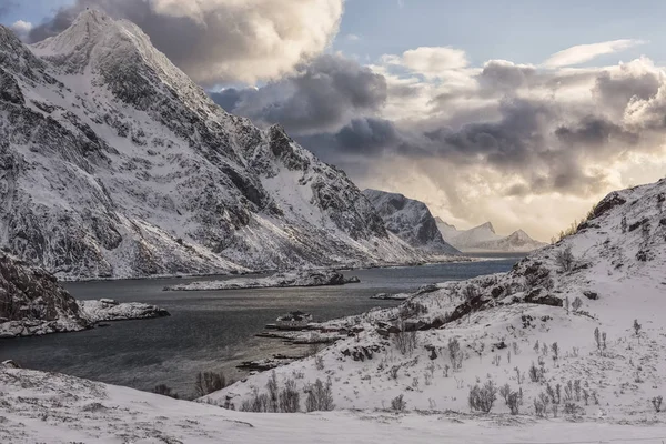 Robuuste Met Sneeuw Bedekte Bergen Langs Kust Van Noorwegen Nordland — Stockfoto