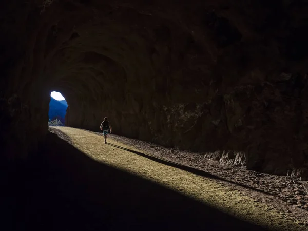 Mand Vandrer Gennem Tunnel Nevada Foråret Ørken Boulder City Nevada - Stock-foto