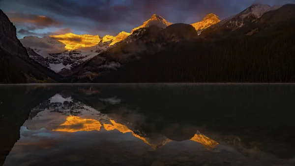 Arany Napfény Átvilágított Hegycsúcsok Tükrözi Nyugodt Vízben Lake Louise Banff — Stock Fotó