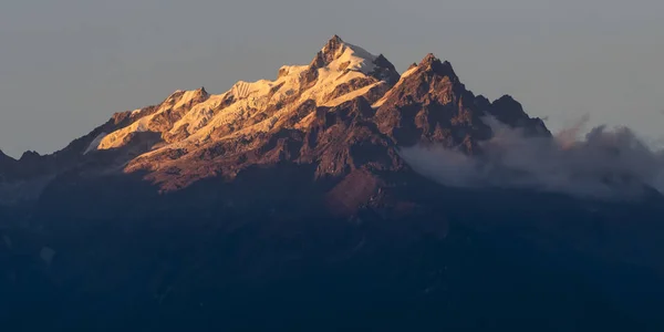 頑丈な峰のカンチェンジュンガ山の範囲の偉大なヒマラヤ範囲の一部を照らす太陽光シッキム インド — ストック写真