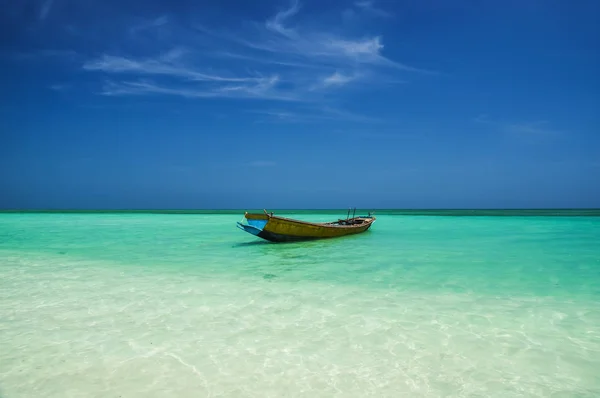 Barco Fica Nas Águas Azul Turquesa Rasas Paraíso Tropical Ilhas — Fotografia de Stock