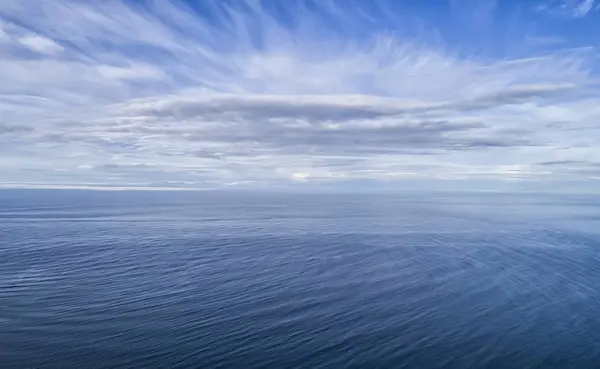 เมฆเหน าเง นของมหาสม ทรแอตแลนต กเหน ไอซ แลนด — ภาพถ่ายสต็อก