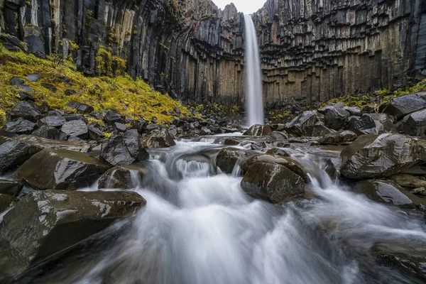 Svartifoss 瀑布的日间景观 — 图库照片