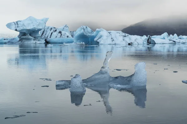 Jokulsarlon Uma Grande Lagoa Cheia Icebergs Longo Costa Sul Islândia — Fotografia de Stock