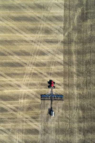 Вид Повітря Трактор Тягне Собою Повітряну Сівалку Посіявши Поле — стокове фото