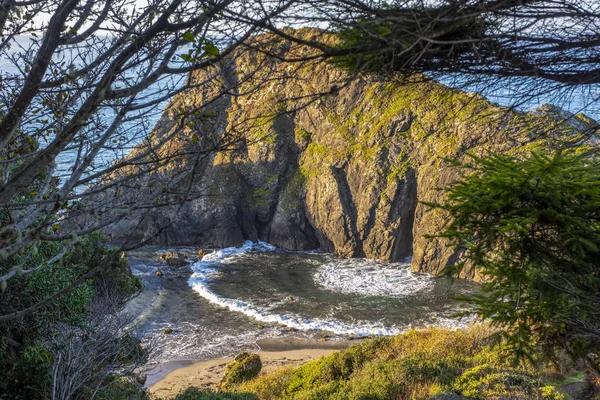 Les Vagues Qui Surgissent Travers Trou Dans Arch Rock Créent — Photo