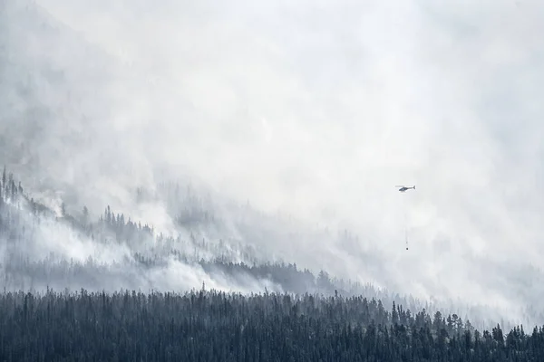 Взрыв Вертолетной Воды Лесном Пожаре Каркросс Юкон Канада — стоковое фото
