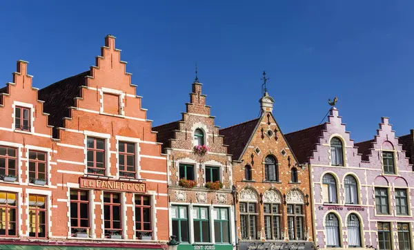 Красочные Фасады Зданий Пиковыми Крышами Голубым Небом Брюгге Бельгия — стоковое фото