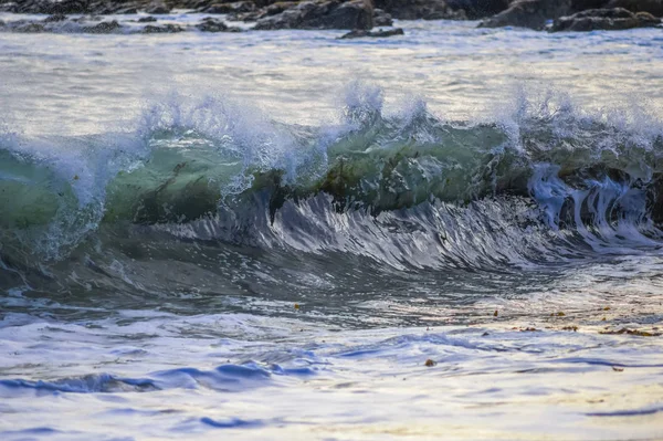 Крупним Планом Вид Хвиль Ламаються Березі — стокове фото