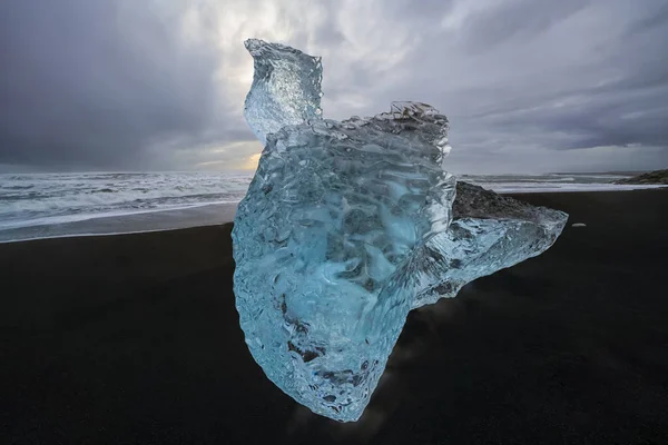 Velký Ledový Blok Břehu Jižního Islandu Zatímco Vlny Zřítí Břeh — Stock fotografie