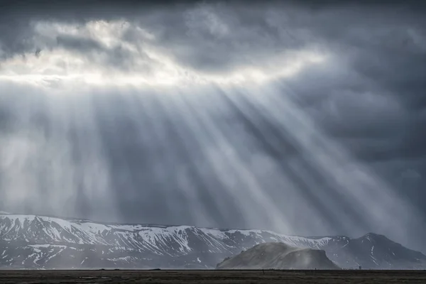 Raios Luz Solar Dramáticos Perfuram Nuvens Longo Costa Sul Islândia — Fotografia de Stock
