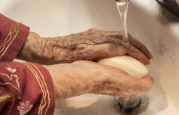 Seniorin Wäscht Sich Die Hände — Stockfoto