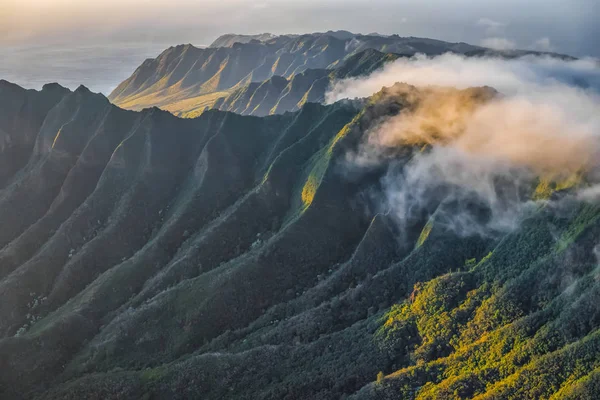 Imagen Aérea Las Exuberantes Montañas Que Rodean Oahu Oahu Hawaii — Foto de Stock