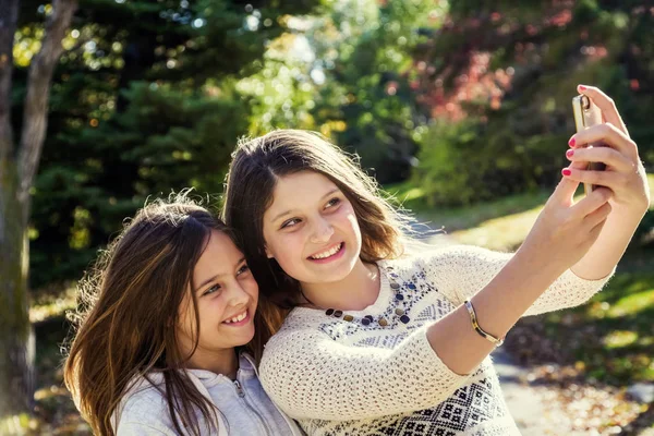 Dos Hermanas Tomando Autorretrato Mismas Durante Una Excursión Familiar Parque —  Fotos de Stock