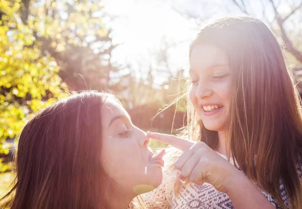 Eine Ältere Schwester Berührt Die Nase Ihrer Jüngeren Schwester Während — Stockfoto