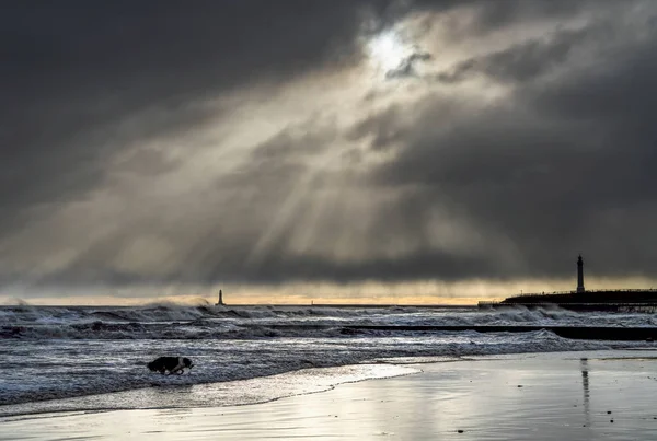 Roker Beach Mólóval Világítótoronnyal Felhős Alatt Napsugarakkal Egy Kutya Játszik — Stock Fotó