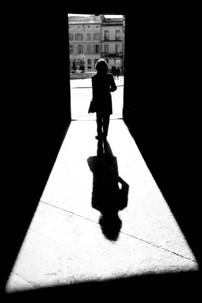 法国阿尔勒 普罗旺斯阿尔卑斯山区D Azur 一名妇女穿过通往市政厅广场的门口时的轮廓和影子 — 图库照片