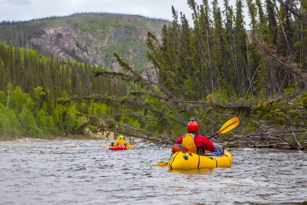 Duas Mulheres Empacotadoras Negociando Afluente Rio Charley Verão Yukon Charley — Fotografia de Stock