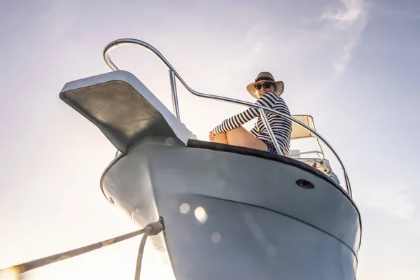 Женщина Солнцезащитных Очках Шляпе Смотрящая Камеру Палубы Лодки Голубое Небо — стоковое фото