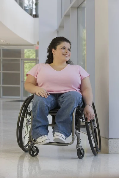 Kvinna Med Spina Bifida Sittande Rullstol Och Leende — Stockfoto