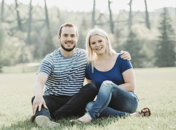 Portrait Couple Dans Parc Assis Sur Herbe Edmonton Alberta Canada — Photo