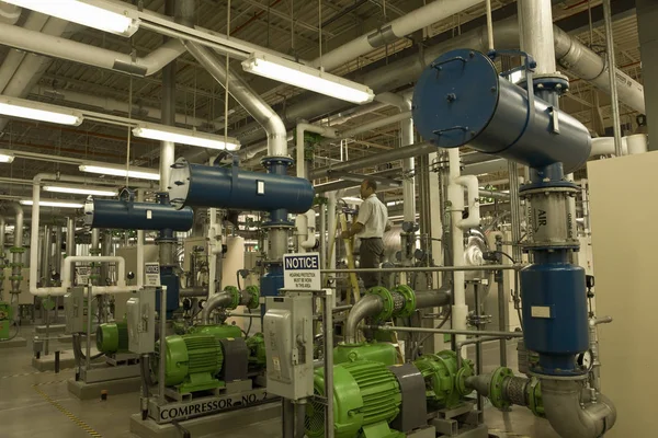 Ingeniero Con Compresores Aire Planta Tratamiento Agua —  Fotos de Stock