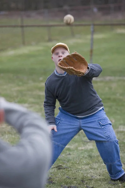 Padre Hijo Con Síndrome Punto Jugar Béisbol Parque — Foto de Stock