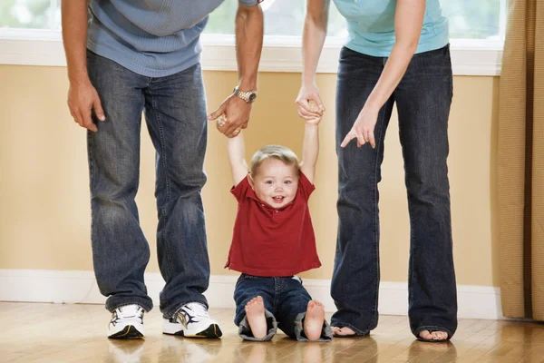Eltern Halten Händchen Ihres Sohnes — Stockfoto