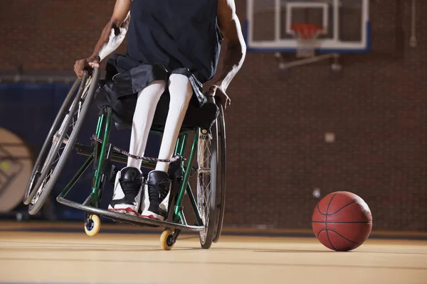 Человек Менингитом Инвалидной Коляске Играет Баскетбол — стоковое фото