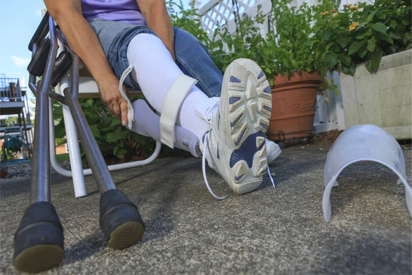 Kobieta Kręgosłupem Bifida Stabilizator Nogi — Zdjęcie stockowe