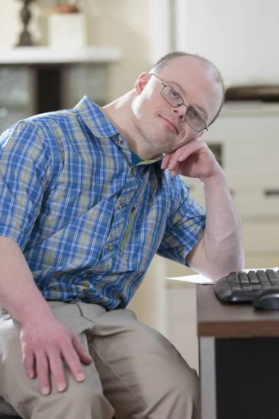 Portret Van Ziekenhuis Hulp Werknemer Met Syndroom Werken Office — Stockfoto