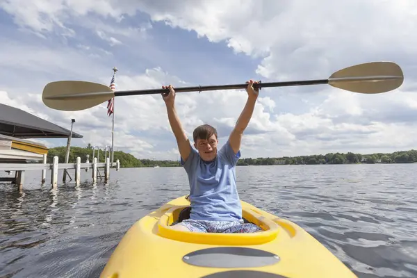 Jeune Homme Heureux Avec Syndrome Utilisant Kayak Dans Lac — Photo