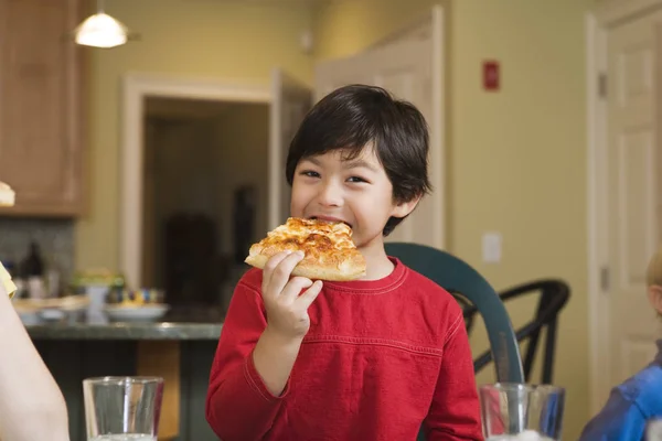 Porträt Eines Jungen Beim Pizza Essen — Stockfoto