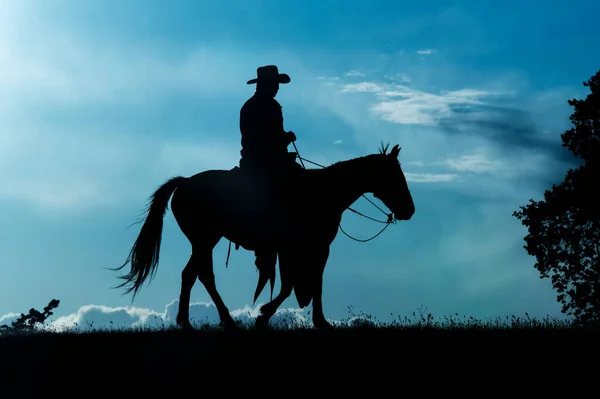 Silhuett Cowboy Rider Häst Mot Blå Himmel Med Moln Montana — Stockfoto