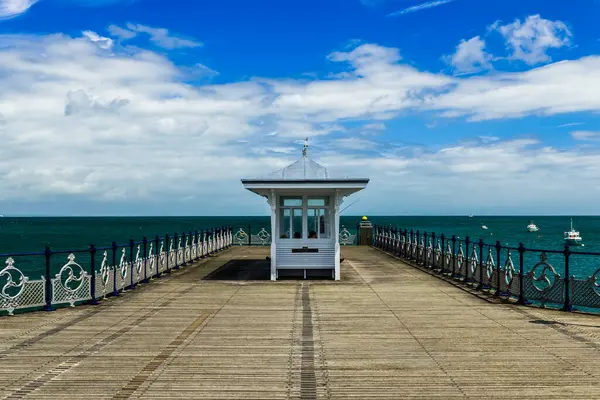 Pier Mit Kunstvollen Geländern Und Blick Auf Meer Und Horizont — Stockfoto