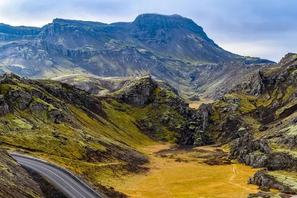 冰岛南部崎岖的地形中蜿蜒曲折的道路 冰岛南部地区Grimsnes Graπingshreppur — 图库照片
