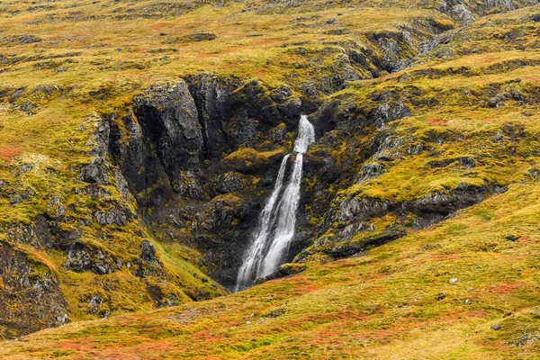 Watervallen Die Een Glooiend Landschap Afstromen Met Herfstkleurige Toendra Sudavik — Stockfoto