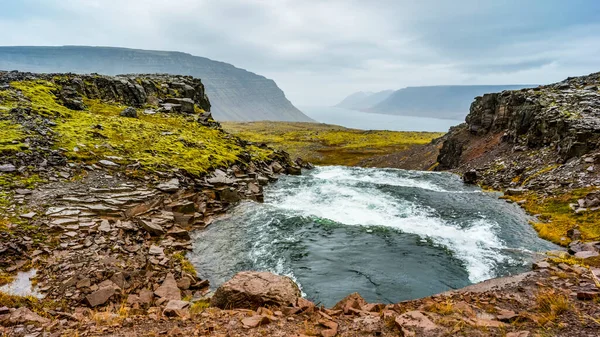 Floden Rinner Över Ett Kargt Landskap Fjord Westfjordar Island — Stockfoto