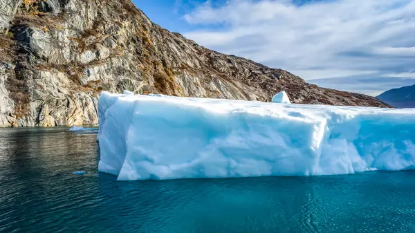 Iceberg Águas Azuis Largo Costa Acidentada Gronelândia Sermersooq Gronelândia — Fotografia de Stock