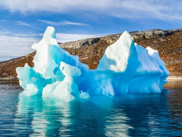 Iceberg Águas Azuis Largo Costa Acidentada Gronelândia Sermersooq Gronelândia — Fotografia de Stock