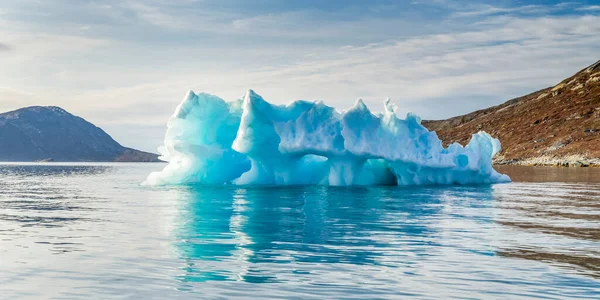 Ett Isberg Längs Grönlands Kust Klarblått Vatten Sermersooq Grönland — Stockfoto