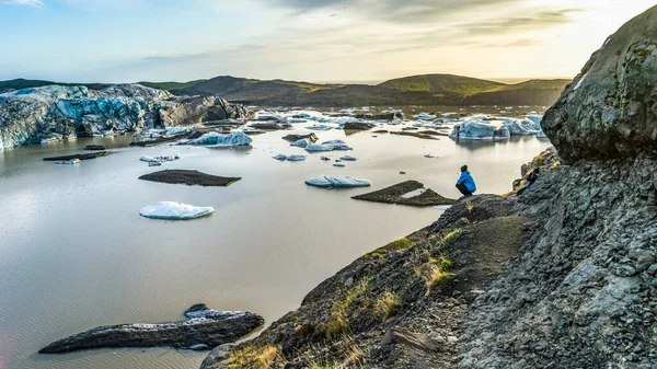 Hombre Agachado Una Ladera Rocosa Para Observar Glaciar Svinafellsjokull Atardecer — Foto de Stock