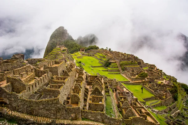 Machu Picchu Nun Kutsal Şehri Güneş Işığı Altında Alçak Bulutlarla — Stok fotoğraf