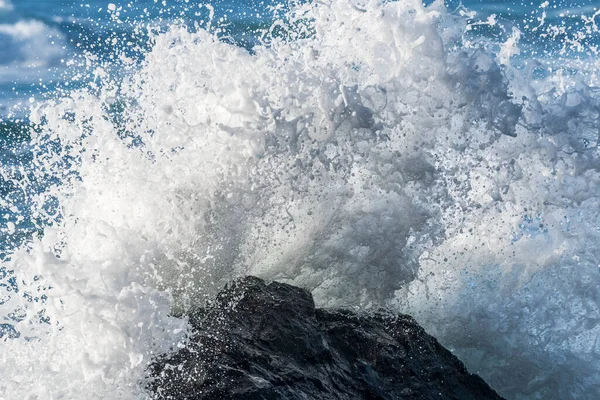 Fala Załamująca Się Skale Parku Stanowym Ecola Cannon Beach Oregon — Zdjęcie stockowe