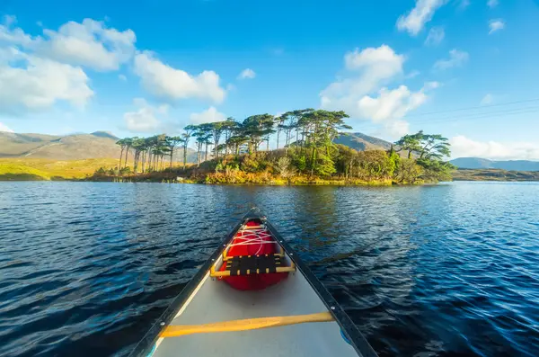 Front Canoe Derryclare Lough Pointing Pine Island Sunny Day Connemara — Stock Photo, Image