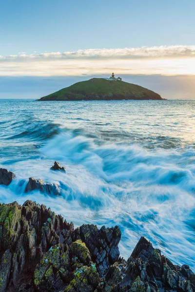 Wellen Krachen Gegen Die Küstenfelsen Mit Dem Ballycotton Leuchtturm Hintergrund — Stockfoto