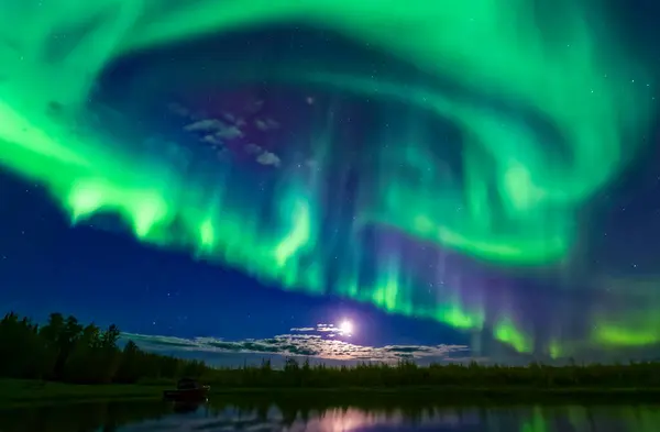 Ljusgrön Aurora Virvlande Över Harding Lake Interiör Alaska Hösten Fairbanks — Stockfoto