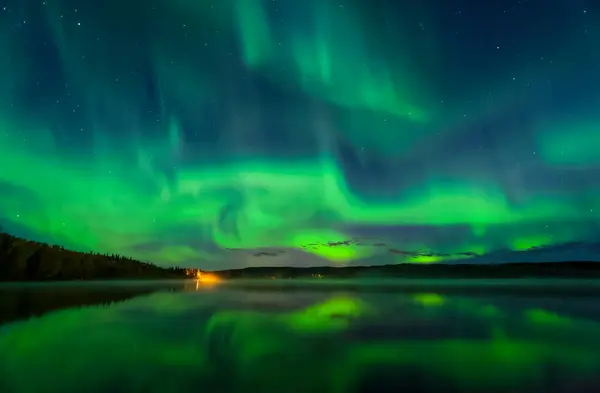 Kirkkaan Vihreä Revontulet Tanssia Yli Birch Lake Heijastuksia Sisustus Alaska — kuvapankkivalokuva