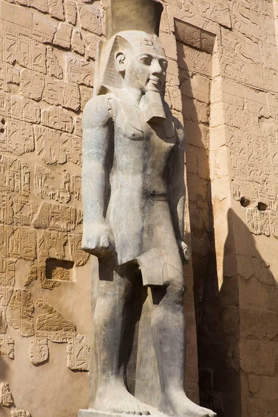 世界遺産のエジプト ルクソール神殿前のラムセス2世の巨像 — ストック写真